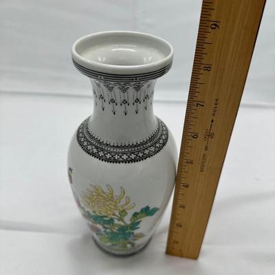 Chinese Vintage Porcelain-Famille Verte Vase with four characters mark