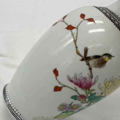 Chinese Vintage Porcelain-Famille Verte Vase with four characters mark