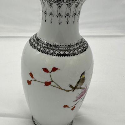 Chinese Vintage Porcelain-Famille Verte Vase with four characters mark