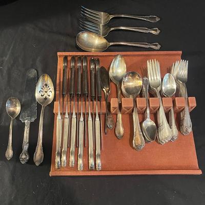 Rogers Brothers Remembrance Pattern Silver Plate Flatware Set (LR-MG)