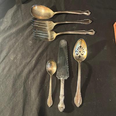 Rogers Brothers Remembrance Pattern Silver Plate Flatware Set (LR-MG)