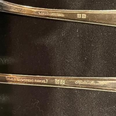 Rogers Brothers Remembrance Pattern Silver Plate Flatware Set (LR-MG)