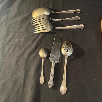 Rogers Brothers Remembrance Pattern Silver Plate Flatware Set (LR-MG)