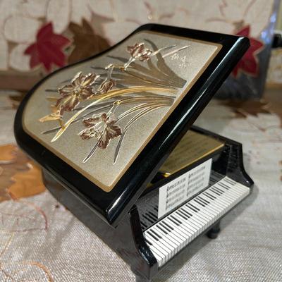 128 GROUP OF 3 PIANO MUSIC BOXES
