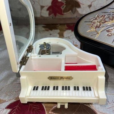 128 GROUP OF 3 PIANO MUSIC BOXES