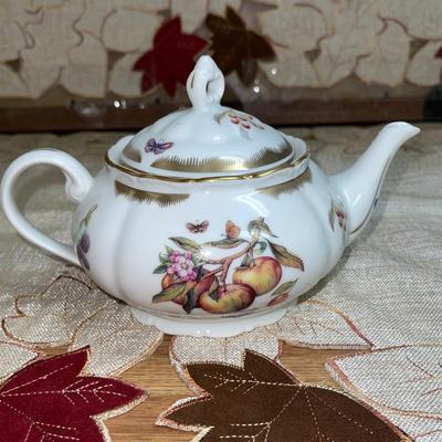 136 VINTAGE FINE CHINA TEA POT WINDSOR COLLECTION CZECH REPUB.