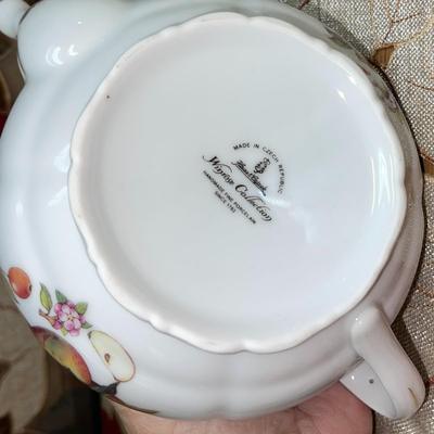 136 VINTAGE FINE CHINA TEA POT WINDSOR COLLECTION CZECH REPUB.
