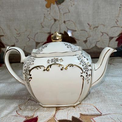 137 VINTAGE SADLER ENLAND TEA POT