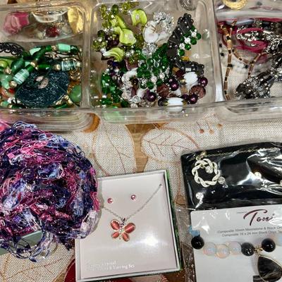 140 TRAY OF MISC ODDS & ENDS JEWELRY CRAFTS