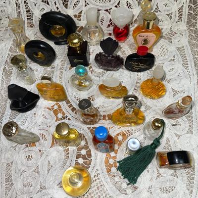 143 VINTAGE COLLECTION OF COMMERCIAL PERFUME MINIATURES