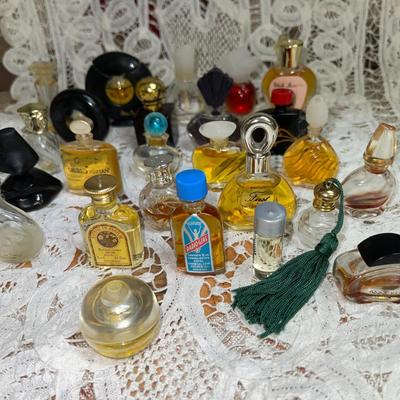 143 VINTAGE COLLECTION OF COMMERCIAL PERFUME MINIATURES