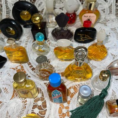 143 VINTAGE COLLECTION OF COMMERCIAL PERFUME MINIATURES