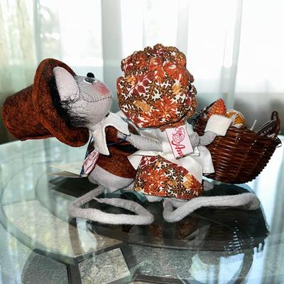 157 ANNALEE 2 PILGRIM MOUSE WITH BASKET CORN PUMPKINS