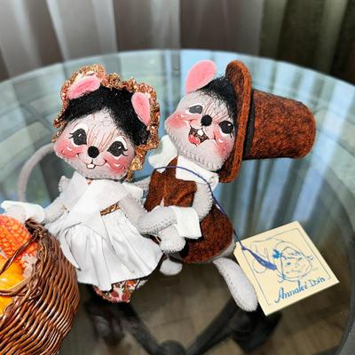 157 ANNALEE 2 PILGRIM MOUSE WITH BASKET CORN PUMPKINS
