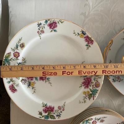 Noritake Peony China Set service for 8