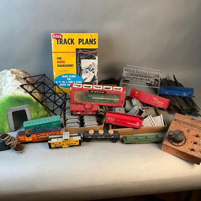 1244 Vintage Atlas Train with Track and Accessories