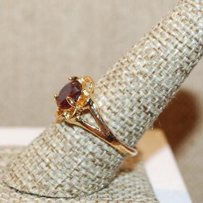 Size 9 Champagne Colored Stone Ring with a "V" Clear Stones Accent on a Gold Tone Band (2.8g)