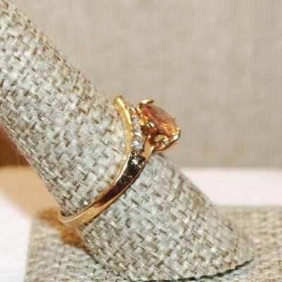 Size 9 Champagne Colored Stone Ring with a "V" Clear Stones Accent on a Gold Tone Band (2.8g)