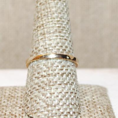 Size 9 Champagne Colored Stone Ring with a "V" Clear Stones Accent on a Gold Tone Band (2.8g)