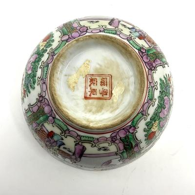 1302 Vintage Chinese Rose Medallion Porcelain Bowl
