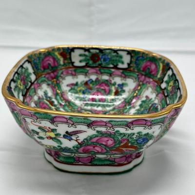 Chinese Vintage Porcelain Famille Rose Bowl