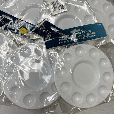 Large Lot of plastic paint artist pallets