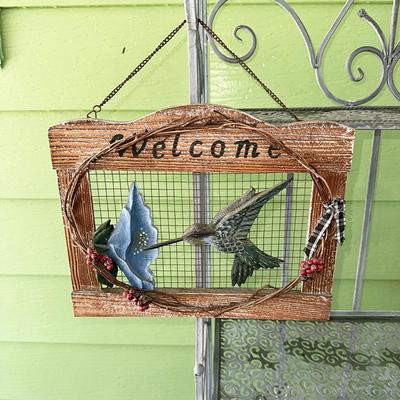 191 WOOD WELCOME SIGN WITH HUMMINGBIRD