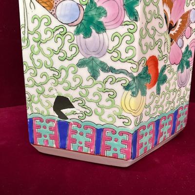 Lot# 104 Beautiful Large Vintage Hexagon Chinese Ginger Jar with Lid