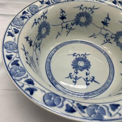 Large Chinese Vintage Porcelain Blue and White Basin with Four Characters Mark