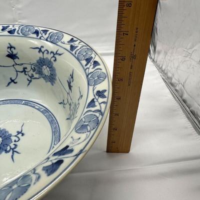 Large Chinese Vintage Porcelain Blue and White Basin with Four Characters Mark