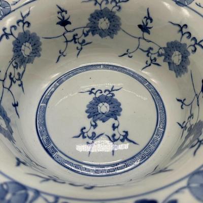 Large Chinese Vintage Porcelain Blue and White Basin with Four Characters Mark