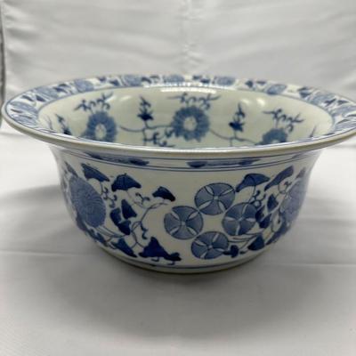 Large Chinese Vintage Porcelain Blue and White Basin with Four Characters Mark