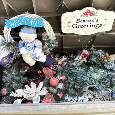 215 XMAS DECORATIONS 2 TUBS SNOWMEN SANTAS LIGHTS STOCKINGS