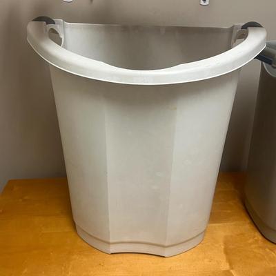 Laundry Essentials Inc. Singer Steamer, Wooden Hangers & More (L-MG)