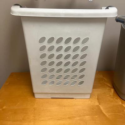 Laundry Essentials Inc. Singer Steamer, Wooden Hangers & More (L-MG)