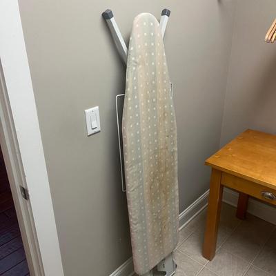 Laundry Essentials Inc. Singer Steamer, Wooden Hangers & More (L-MG)
