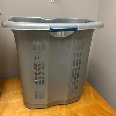 Laundry Essentials Inc. Singer Steamer, Wooden Hangers & More (L-MG)