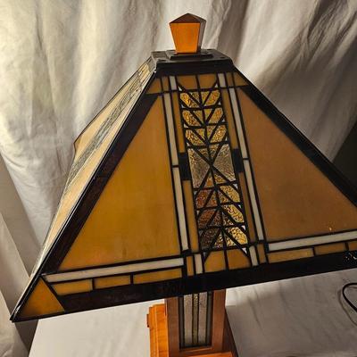 Wood Tabletop Lamp w/Stained Glass Shade (D-JS)