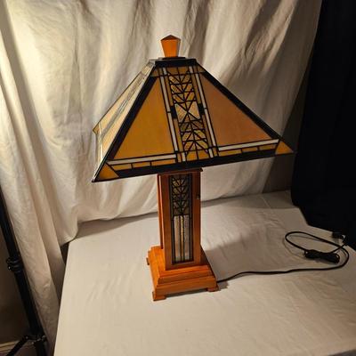 Wood Tabletop Lamp w/Stained Glass Shade (D-JS)
