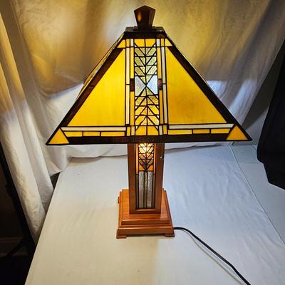 Wood Tabletop Lamp w/Stained Glass Shade (D-JS)