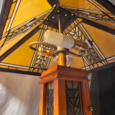 Wood Tabletop Lamp w/Stained Glass Shade (D-JS)