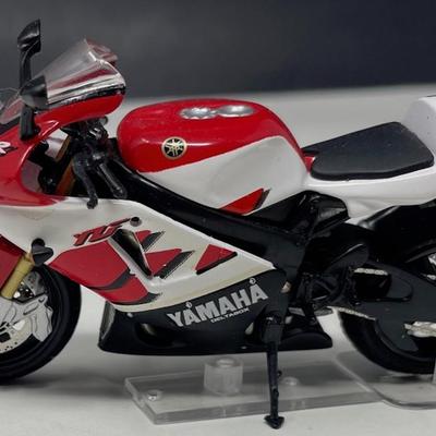 2002 Yamaha YZF R7 Production, IXO, China, 1/24 Scale, Mint Condition