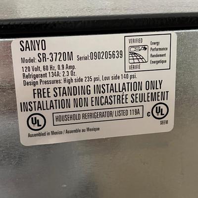 SANYO ~ 2009 Mini Fridge With Freezer