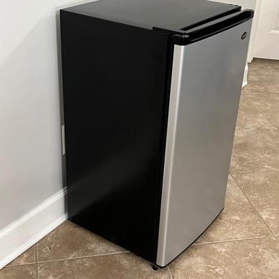 SANYO ~ 2009 Mini Fridge With Freezer