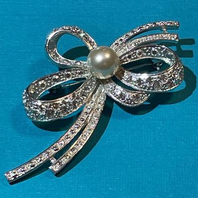 Vintage Mid-Century Rhinestone Fashion Pin w/Faux Pearl in Good Preowned Condition.