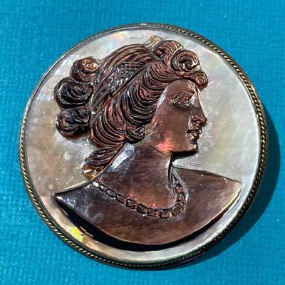 Exquisite .900 Silver Mother of Pearl Cameo Brooch/Pendant in VG Preowned Condition.