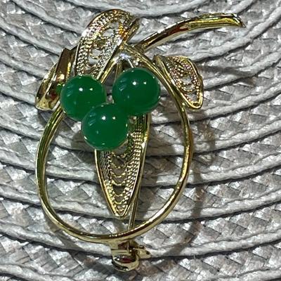 Vintage Jade/Jadeite Dainty Bead Fashion Pin 1.5" Tall in VG Preowned Condition as Pictured.