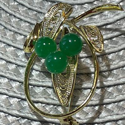 Vintage Jade/Jadeite Dainty Bead Fashion Pin 1.5" Tall in VG Preowned Condition as Pictured.