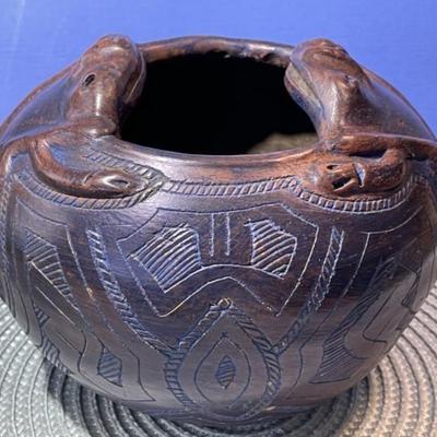 Vintage Scarce Brazil Signed Reis Para Frog Pottery Bowl 6" x 5" in VG Preowned Condition.