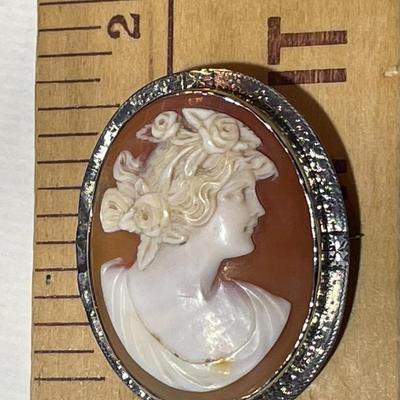 Ornate Antique Victorian 10K White Gold Carved Shell Cameo Pin 1.25" x 1.50" in Good Preowned Condition.
